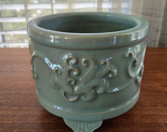 Vaso per incenso rotondo asiatico in celadon, vaso vintage con decorazioni a rilievo, fioriera decorativa con piedini, bruciatore di incenso da 6 pollici