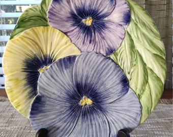 Piatto in ceramica vintage dipinto a mano con fiori in rilievo, dipinto a mano in Italia, 10,5" per Henry Birks and Sons