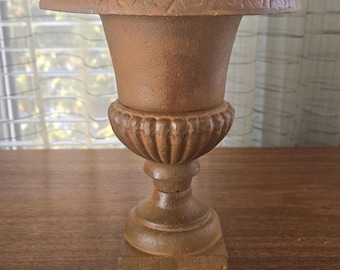 Macetero francés de hierro fundido con forma de urna, acabado rústico patinado en óxido, jardinera vintage de 23 cm (9 pulgadas)