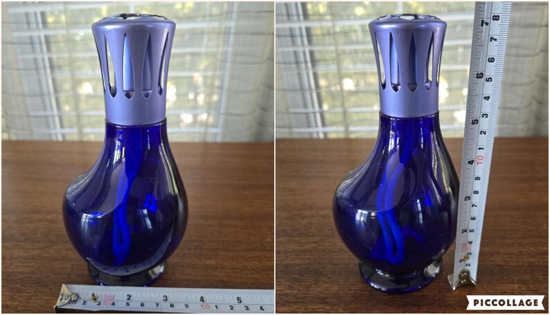 Pu&ograve; includere: Lampada profumatore in vetro blu scuro con parte superiore color argento. La lampada ha un corpo bulboso e una parte superiore decorativa con fessure verticali. La lampada &egrave; alta circa 13 cm.