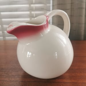 Jarra de cerámica vintage T G Green Ball de Church Gresley, Inglaterra, blanca y rosa, con pico para hielo de 6.5&quot;, marcada.