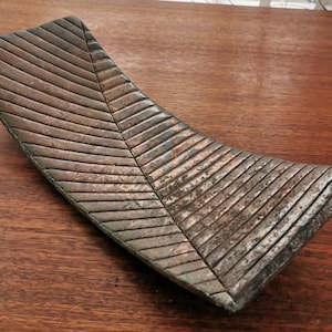 Gilles Belley Raku skimrande böjd fat, vintage Quebec Kanada Studio Art Pottery, signerad 11,25"