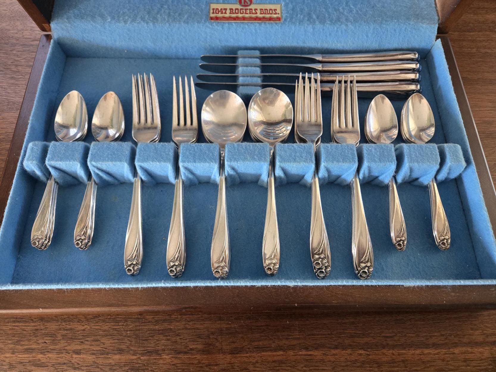 Rogers Brothers Daffodil Set of 47 Pieces, Vintage Silver Plated