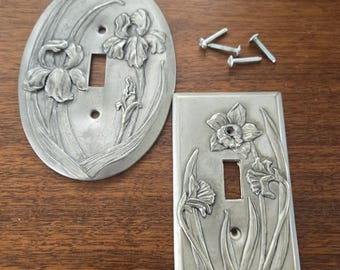 Set di 2 piatti per interruttori floreali in peltro Seagull, piatto ovale con iris e piatto rettangolare con narcisi, vintage del 1988, firmati