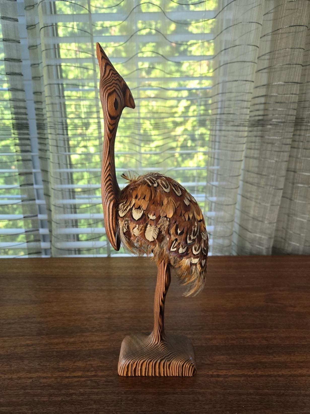 木製 鳥の彫刻 茶色と金色の羽根　雉　剥製　掘り出しもの 大きな手彫りの杉ダチョウ、羽根飾り付き。ヴィンテージの手作りの