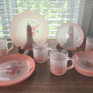 Zestaw naczyń Arcoroc z nadrukiem mrożonych truskawek, 12 szt., szkło hartowane, vintage, wyprodukowane we Francji, sygnowane