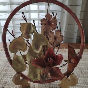 Bague artistique en laiton et cuivre taillée au chalumeau à accrocher au mur, oeuvre d'art brutaliste en métal avec colibri et fleurs, signée Zorro 7 pouces