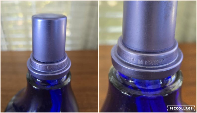 Pu&ograve; includere: Primo piano di una bottiglia di vetro blu con un tappo blu abbinato. La bottiglia ha un tappo blu scuro e un anello attorno al collo con le parole "MADE IN FRANCE" impresse. La bottiglia &egrave; parzialmente visibile.