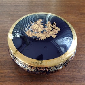 Limoges Castel Courting Couple 5.75&quot; Trinket Box, Vintage 22k Gilt Round Blue Jewelry Box Romantic Scene, Porcelaine France, signed