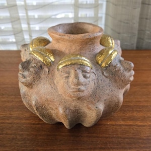 Reproducción de jarrón precolombino de 6 caras, cabezas en 3D con tocados de latón, maceta de barro vintage de 9 pulgadas