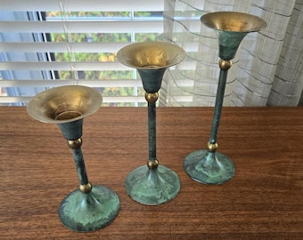 Juego de 3 candelabros de latón con pátina verde, de estilo Memphis, de tamaño decreciente. Portavelas vintage Art Nouveau.