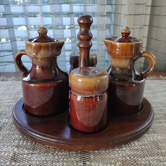 Menage Set MCM Salz Pfeffer Streuer Öl Essig Kannen, Vintage Tropfglasur  Keramik und Holz Caddy 18 cm -  Österreich