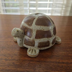 Sköldpadda, fortfarande pennybanksfigur, vintage studiokonst keramikskulptur 5,5" signerad Nault