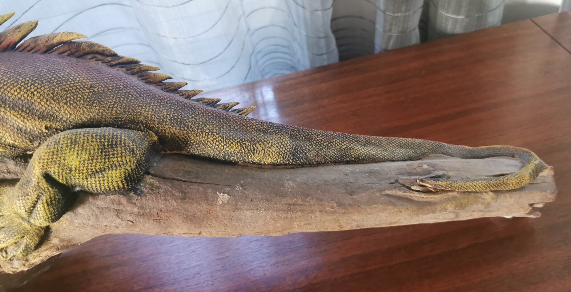 イグアナ 木目のある粘土のイグアナの彫刻。ヴィンテージの手作り