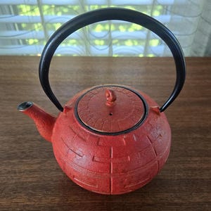 Tetera de hierro fundido estilo tetsubin japonés con símbolo de bendición roja, tetera vintage con infusor, 500 ml (18 oz, 6,5")