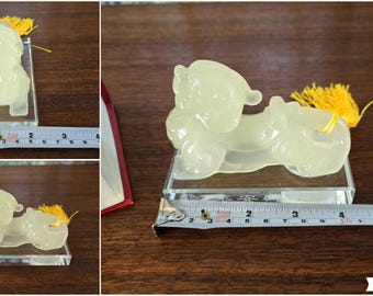翡翠ガラスのドラゴンの置物、ガラスの台座に取り付けられた