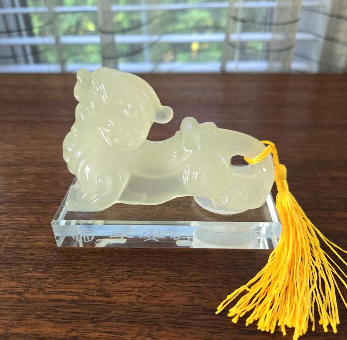 翡翠ガラスのドラゴンの置物、ガラスの台座に取り付けられた