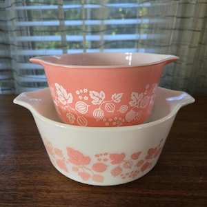 Pyrex Gooseberry Pink Casseroles Set of 2, Pink and White Vintage Round Lidded Bowls with Handles #473 7.5&quot;, #474 9.5&quot;