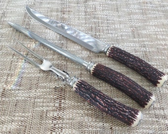 Juego de trinchar Debonair MB de 3 piezas: cuchillo para trinchar, tenedor y varilla de afilar cuchillos, mangos de asta de baquelita MCM vintage con tapas en los extremos.