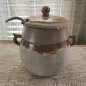 Sopera Laurentian Tundra, cerámica artística con esmalte Fat Lava Drip, olla vintage para chili con cucharón y asas de 9,5 pulgadas.
