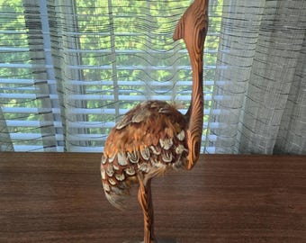 大きな手彫りの杉ダチョウ、羽根飾り付き。ヴィンテージの手作りの