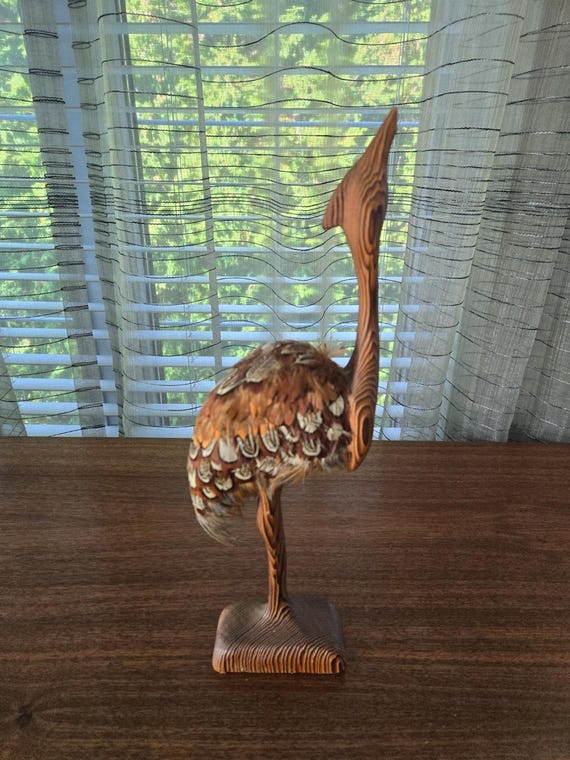 大きな手彫りの杉ダチョウ、羽根飾り付き。ヴィンテージの手作りの