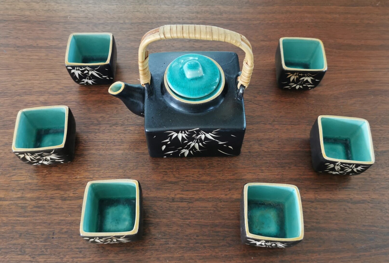 Juego De Té Asiático. Té Caliente En Una Olla Y Tazas De Té. Tetera Japonesa  Y Tazas En Estera De Bambú Fotos, retratos, imágenes y fotografía de  archivo libres de derecho. Image