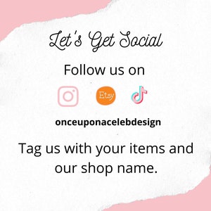 Op de afbeelding: Een roze en witte afbeelding met de tekst "Let's Get Social" en "Follow us on".  Social media-iconen voor Instagram, Etsy en TikTok worden weergegeven. De tekst "onceuponacelebdesign" staat onder de iconen. De tekst "Tag us with your items and our shop name." staat onderaan de afbeelding.