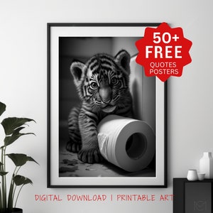 Peut inclure: Photographie en noir et blanc d'un ourson tigre jouant avec un rouleau de papier toilette. Le ourson regarde directement la caméra.