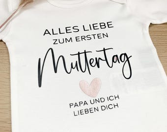 Muttertagsgeschenk Erster Muttertag, Babybody "Alles Liebe zum ersten Muttertag" – personalisierte geschenke muttertag Body