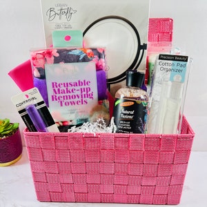 Cesto regalo Pink Face, articoli per il trucco e articoli essenziali da viaggio