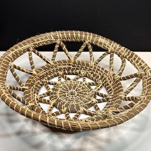Suporte para cesta de agulhas de pinheiro trançada à mão | Descanso rústico para plantas em estilo boho, decoração em fibra natural imagem 1