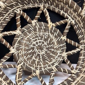 Suporte para cesta de agulhas de pinheiro trançada à mão | Descanso rústico para plantas em estilo boho, decoração em fibra natural imagem 8