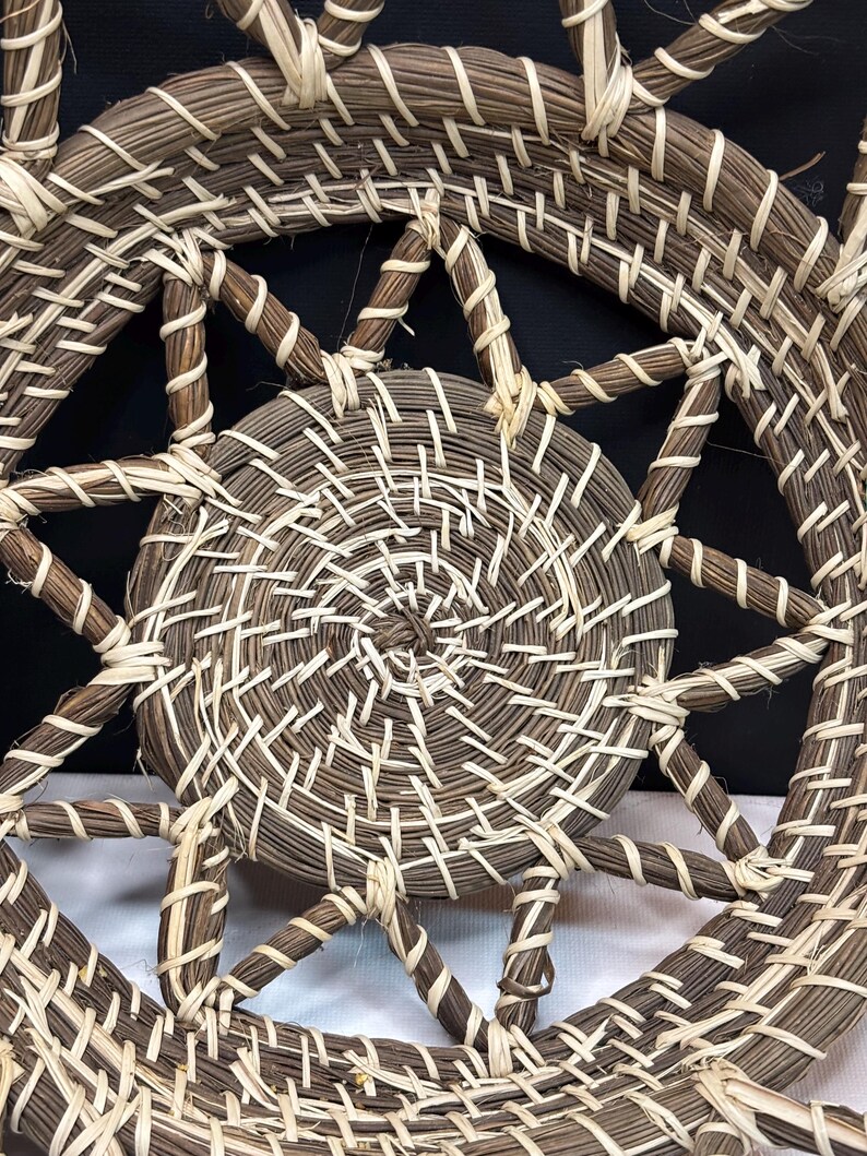 Suporte para cesta de agulhas de pinheiro trançada à mão | Descanso rústico para plantas em estilo boho, decoração em fibra natural imagem 8