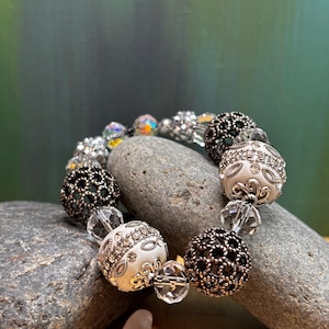 Bracciale elastico con perline miste lucide: gioielli unici e regolabili