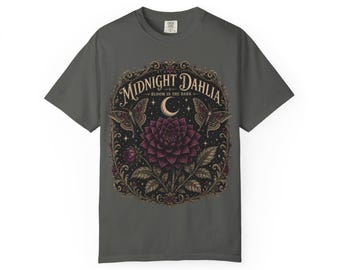 Camiseta Midnight Dahlia com estampa botânica gótica, estilo Dark Academia, com design vintage de lua.
