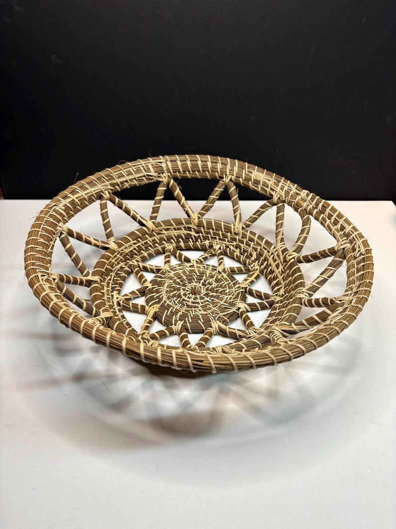Suporte para cesta de agulhas de pinheiro trançada à mão | Descanso rústico para plantas em estilo boho, decoração em fibra natural imagem 1