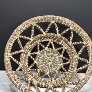 Suporte para cesta de agulhas de pinheiro trançada à mão | Descanso rústico para plantas em estilo boho, decoração em fibra natural imagem 7