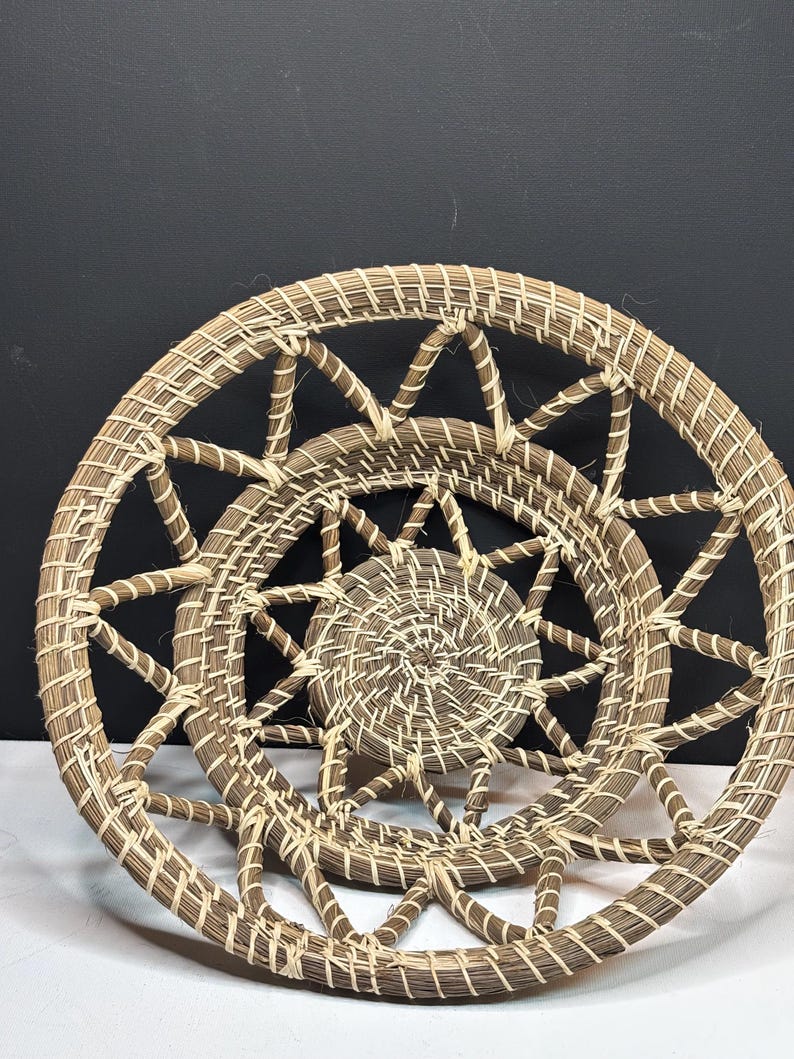 Suporte para cesta de agulhas de pinheiro trançada à mão | Descanso rústico para plantas em estilo boho, decoração em fibra natural imagem 7