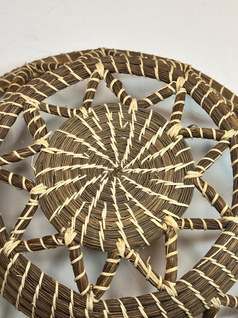 Suporte para cesta de agulhas de pinheiro trançada à mão | Descanso rústico para plantas em estilo boho, decoração em fibra natural imagem 5