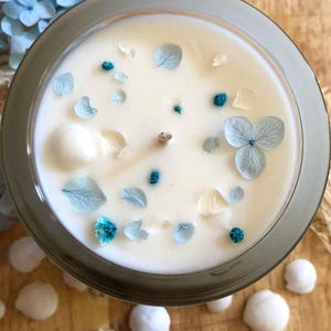 Ocean Tides - Sea salt, Driftwood & Cyclamen - Scented Soy Candle - Handcrafted - Vegan - Botanical Blend