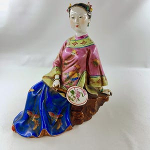 Chinese Figurine /Chinese Porcelain Lady Holding Fan /Hand Painted Vintage Chinese Porcelain Figurine