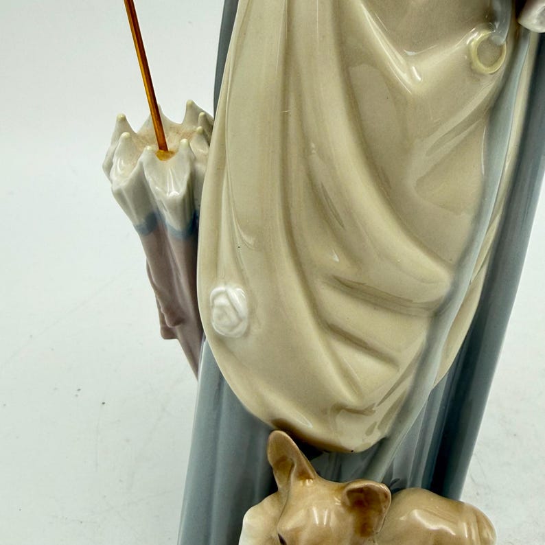 Vintage Lladró Woman With Dog Figurine #4761, Lady with Umbrella Porcelain Sculpture, Retired Lladró Figurine, Spanish Porcelain Collectible image 11