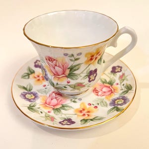 Fine Bone China Tea Cup and Saucer/Vintage Tea Cup and Saucer Floral  Design Made in England/