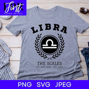 Op de afbeelding: Een grijs T-shirt met een zwart grafisch ontwerp met het sterrenbeeld Weegschaal, een weegschaal en de tekst "LIBRA THE SCALES EST. SEPT 23RD - OCT 22ND".
