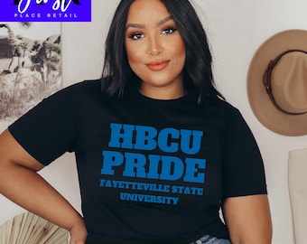 Pode incluir: Uma camiseta preta com texto azul que diz "HBCU PRIDE FAYETTEVILLE STATE UNIVERSITY".