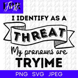 Może przedstawiać: Czarno-biała grafika z tekstem "I Identify as a Threat". Na banerze widnieje napis "THREAT". Poniżej tekst brzmi "My pronouns are TRYIME". Obraz zawiera typy plików PNG, SVG i JPEG.