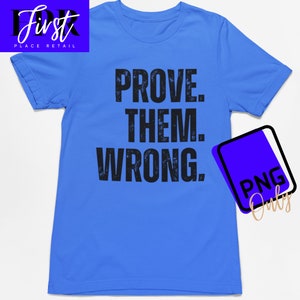 Puede incluir: Una camiseta azul con el texto "PROVE. THEM. WRONG." en letras negras y desgastadas.