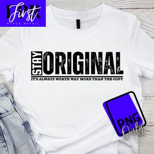 Op de afbeelding: Wit T-shirt met de woorden "STAY ORIGINAL" in vette zwarte letters. Onder de tekst staat de zin "IT'S ALWAYS WORTH WAY MORE THAN THE COPY". Het shirt heeft een ronde hals en korte mouwen.