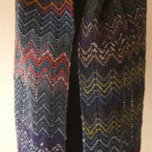 Großer Handstrickter Zick-Zack-Schal aus verschiedenen Sockenwollen